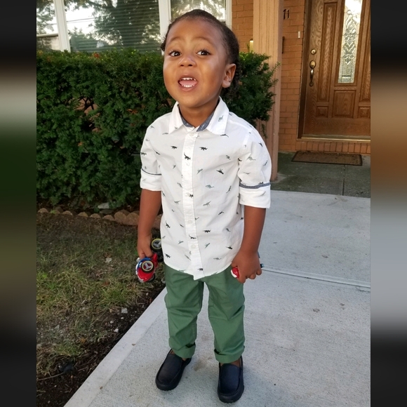 🦖 H&M 3T-4T boys button-up dinosaur shirt and green pants - Picture 2 of 10